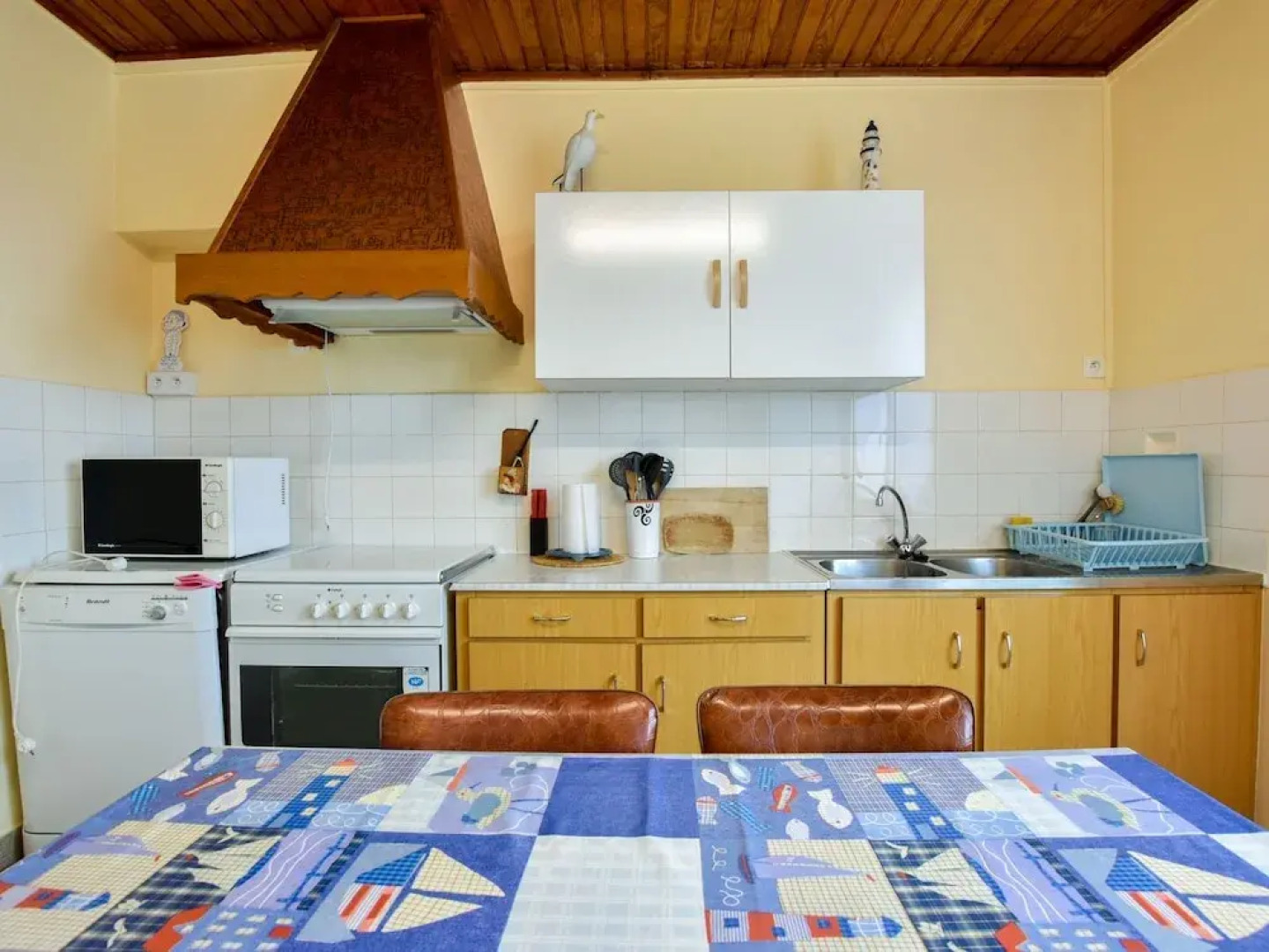 Classic Holiday Home in Saint Nic-Pentrez with Fenced Garden