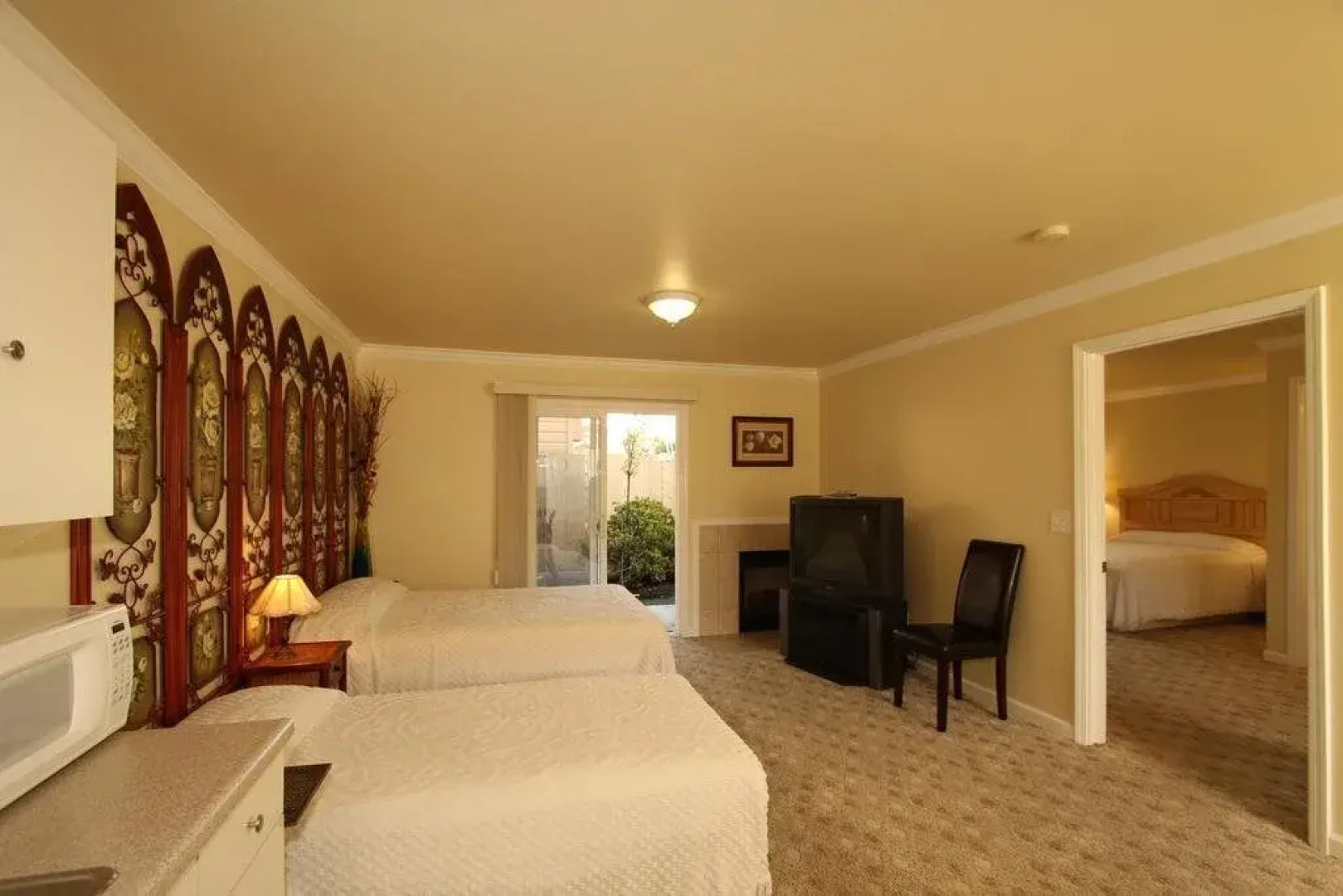 Monterey Fireside Lodge