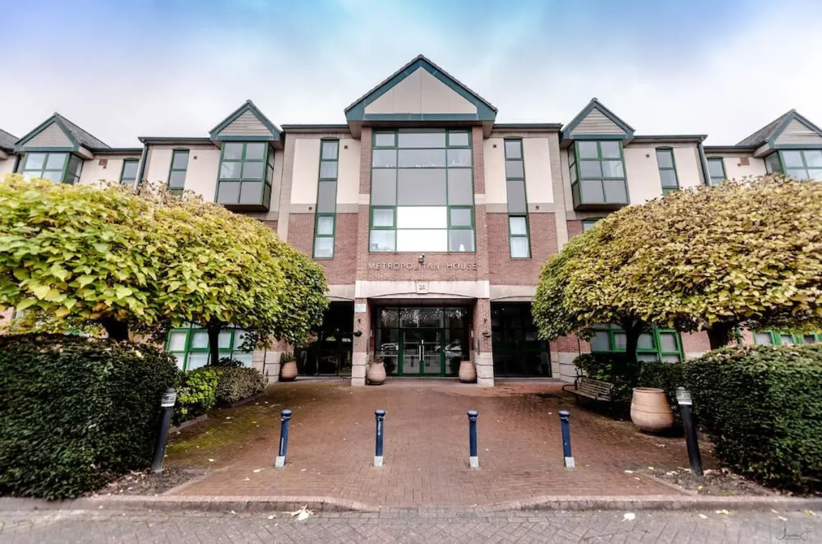 Infinity Apartments Metropolitan House 1