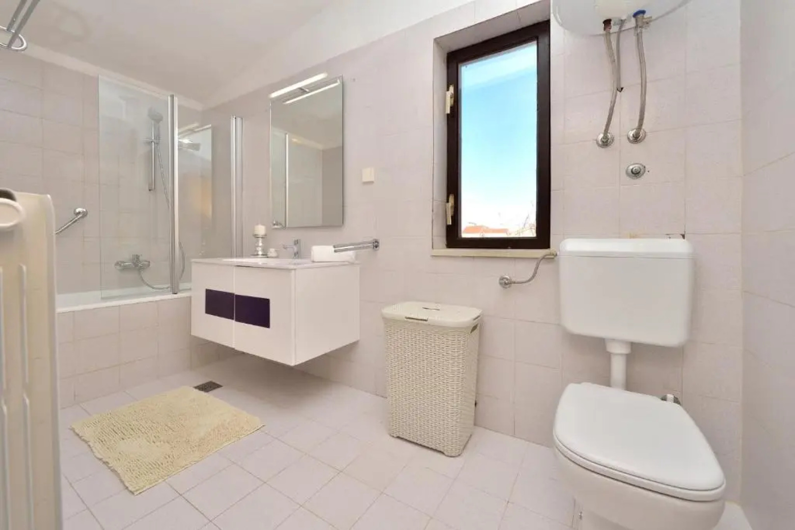 Beachfront Skoblar Holiday Home with Seaview