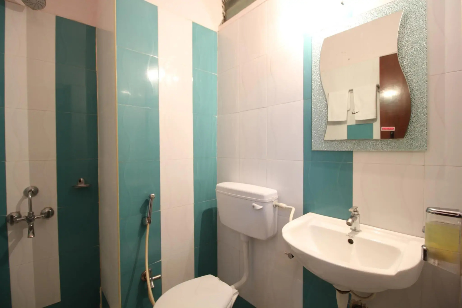 Hotel Kadamba Comforts