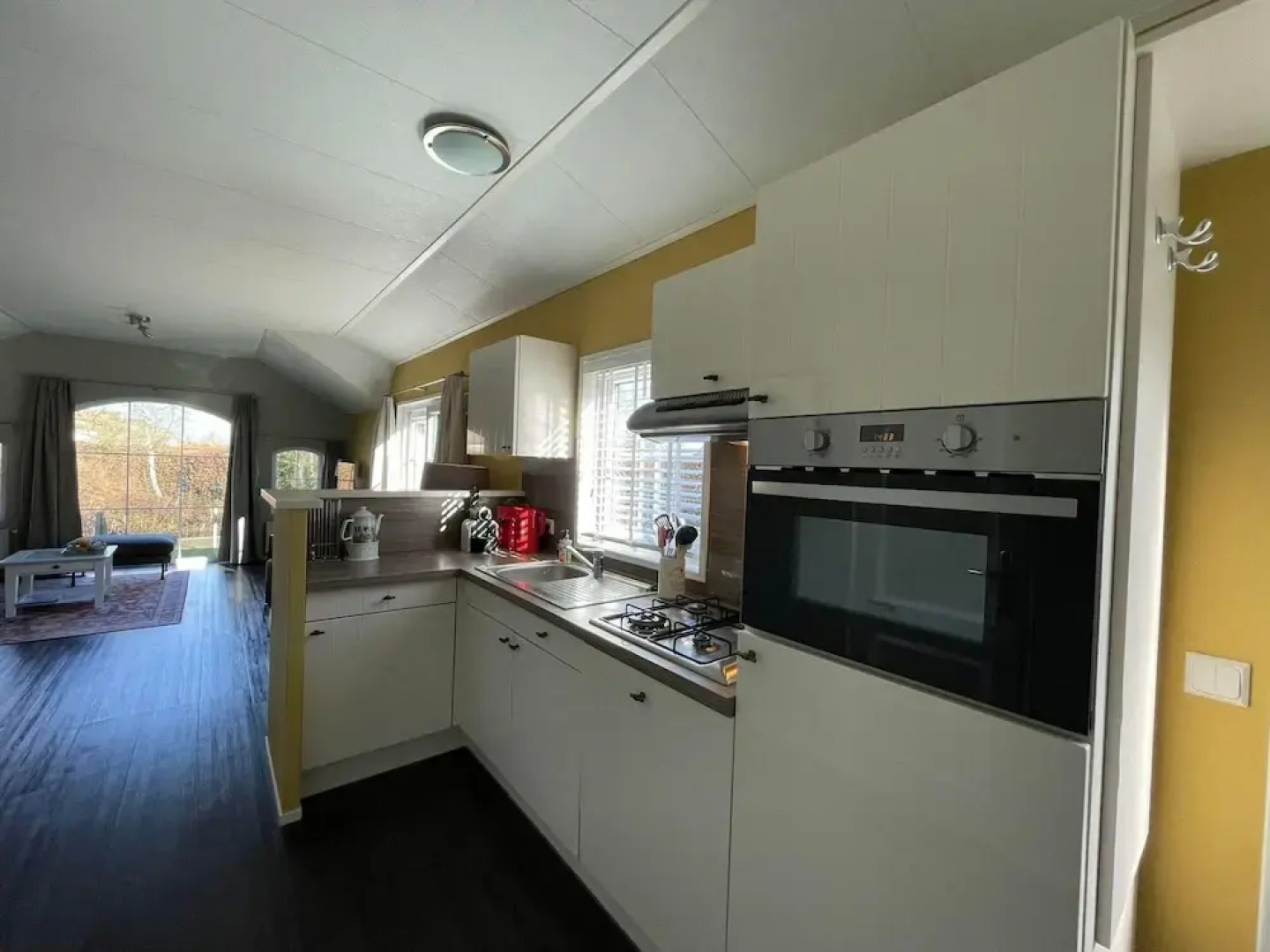 Tranquil Lakeside Stay for 4 Guests