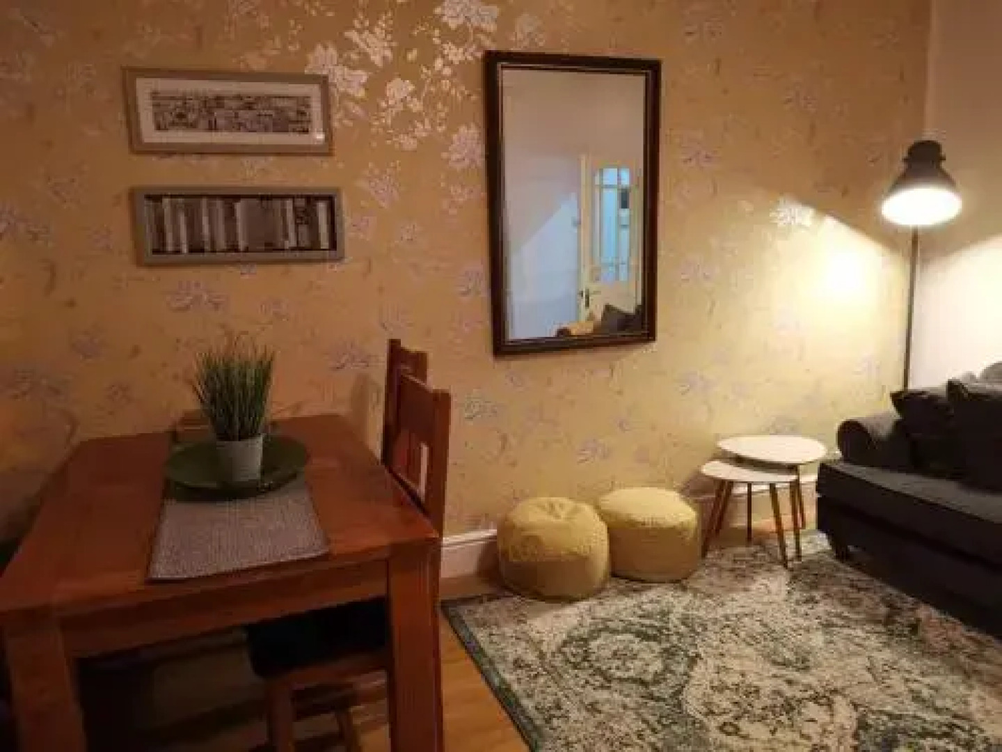 Air Host and Stay - Corner House, Sleeps 8, 4 Bedrooms Great Value