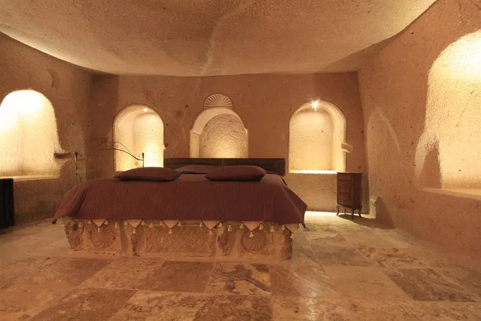 AkCave Suites & Resort