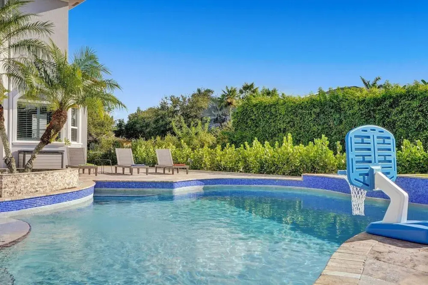 Lavish 8 Br Estate with Pool & Courts