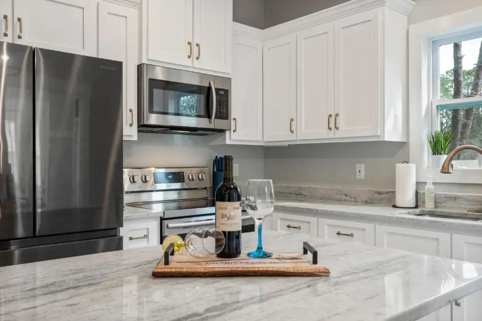 The Hummingbird House - East End Island / Pet Friendly