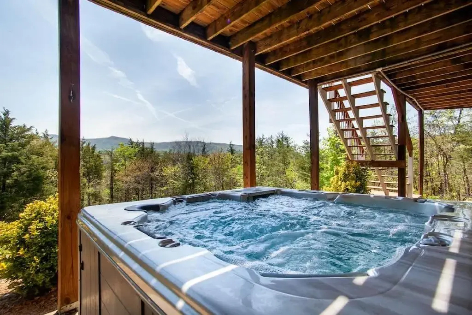 Hill Top Retreat, Lake access, hot tub, mtn view
