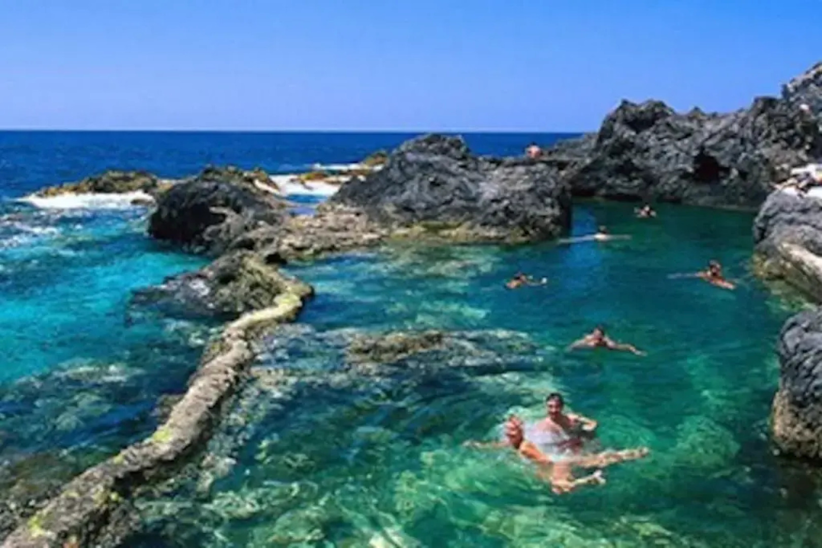 Bright spacious apartment, 2 min walk from beach