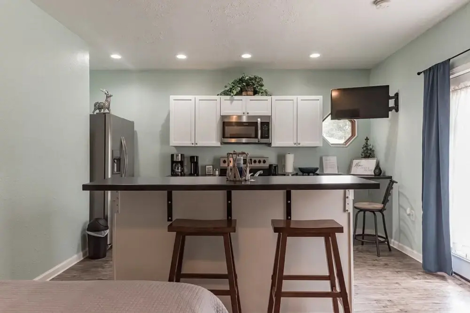 Quiet And Comfy Studio Apartment In South Bend, Minutes From Notre Dame! Pet Friendly! Apts