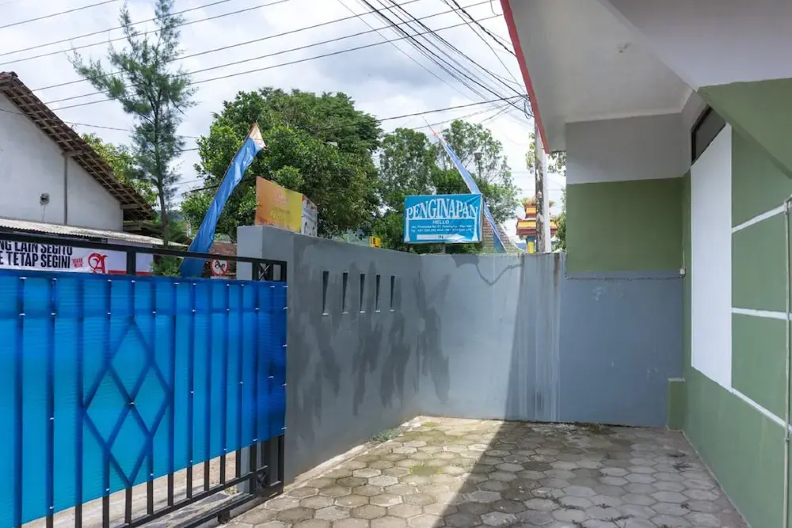 Penginapan Hello by RedDoorz