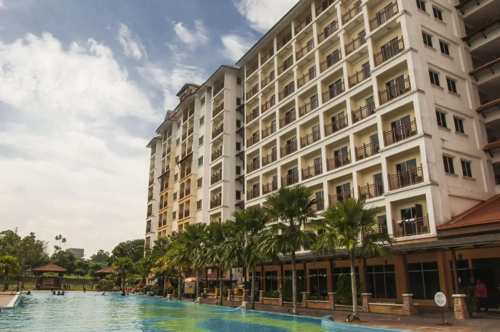 Suria Service Apartment Hotel
