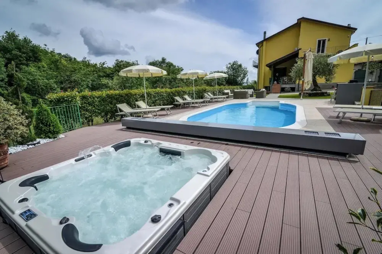 Villa 3 Bed 4 Bath Sleeps 8 Pool Hot tub Air Con