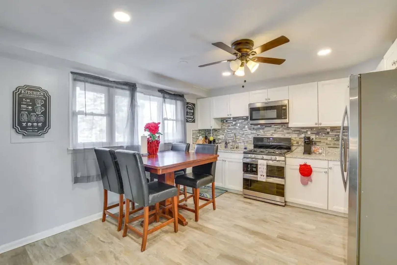 Country Club Hills Home: Walk to Rec Center!