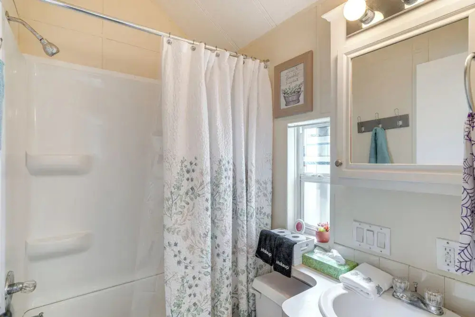 Lakeland Cottage w/ Pool Access + Screened Porch!