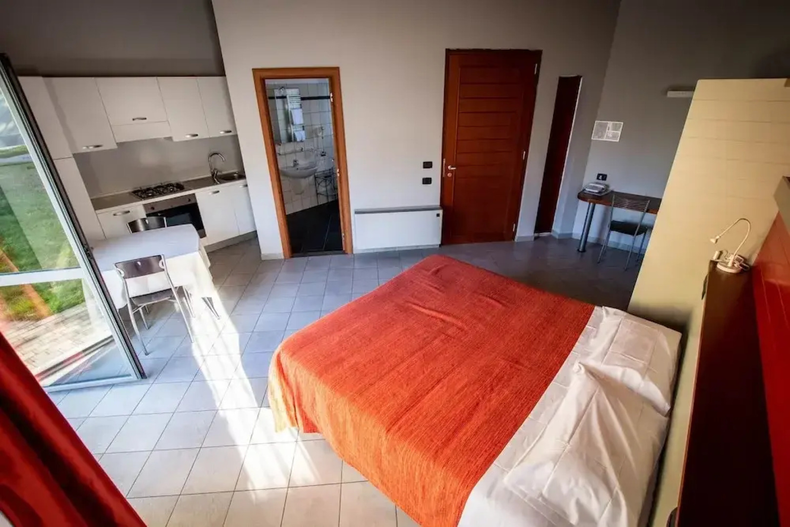 Room in Guest Room - Bright and Spacious Double-room