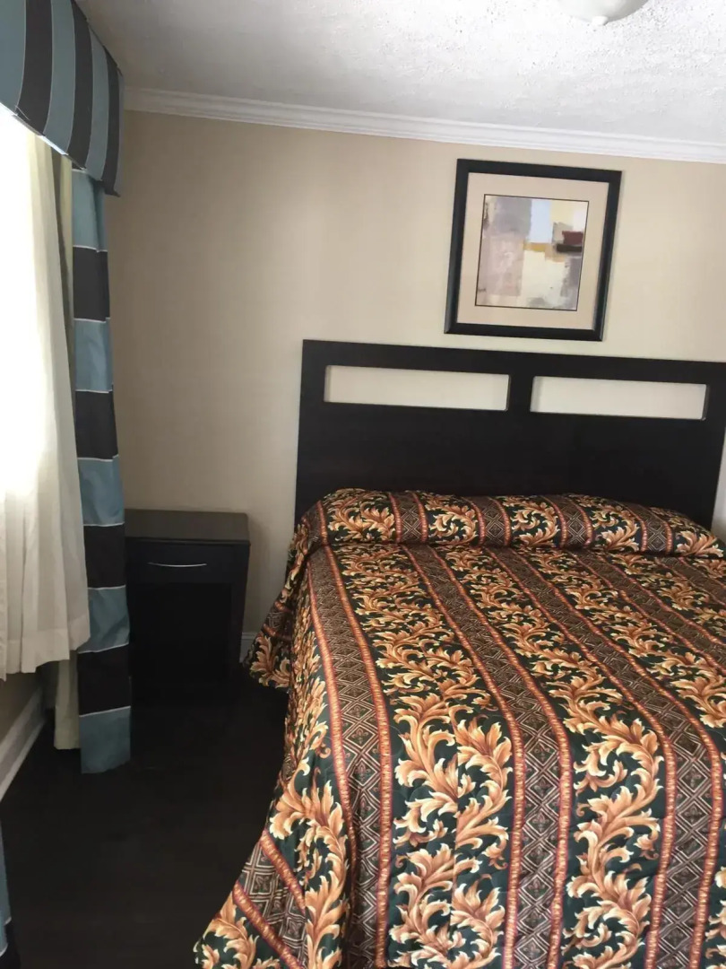 Suburban's  Lavilla Inn