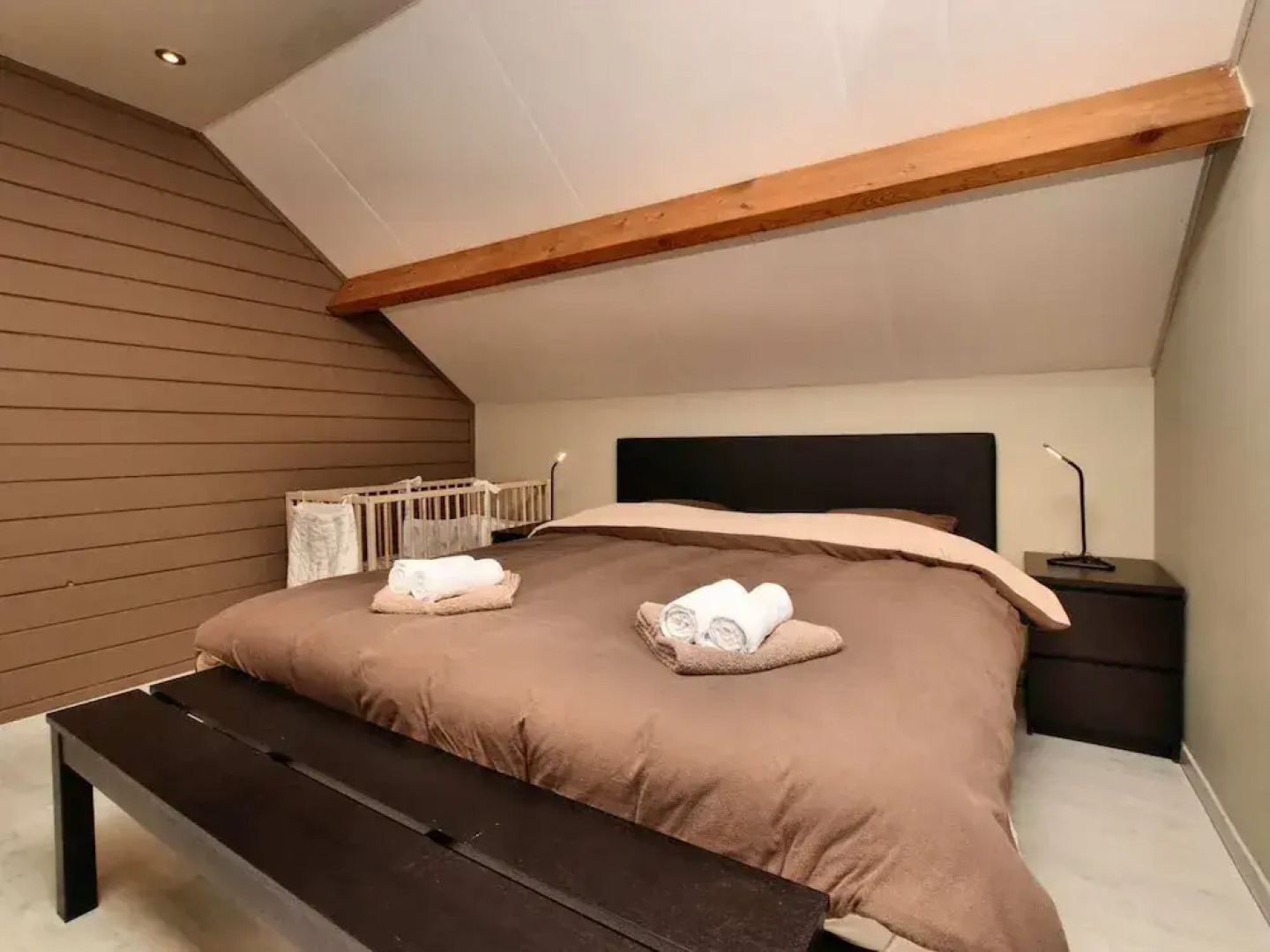 Beautiful, Luxury Home with Sauna, Hot Tub, Private Bathrooms