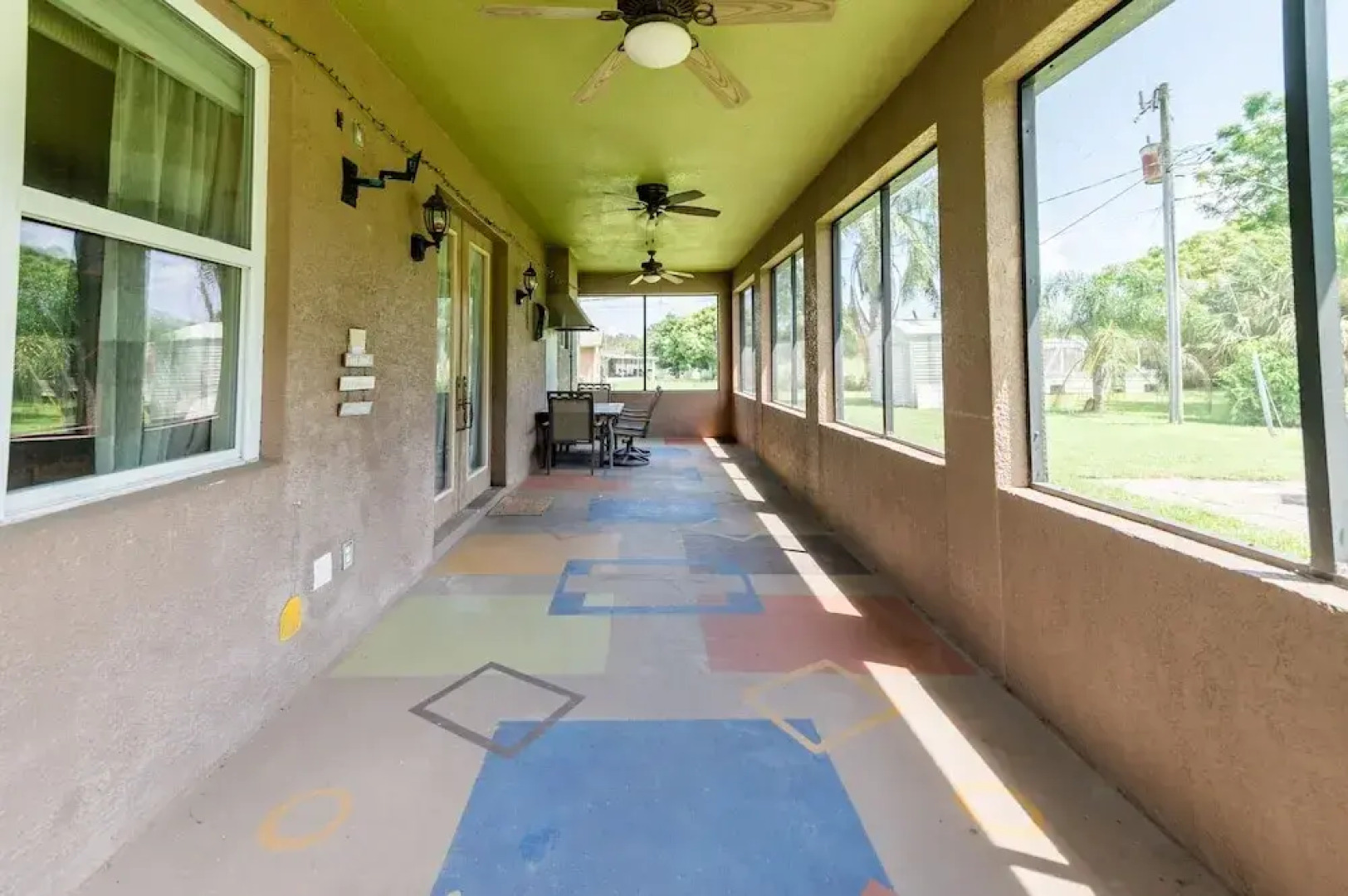 Chic Renovated Oasis: Disney & Universal Nearby 4 Bedroom Home by RedAwning