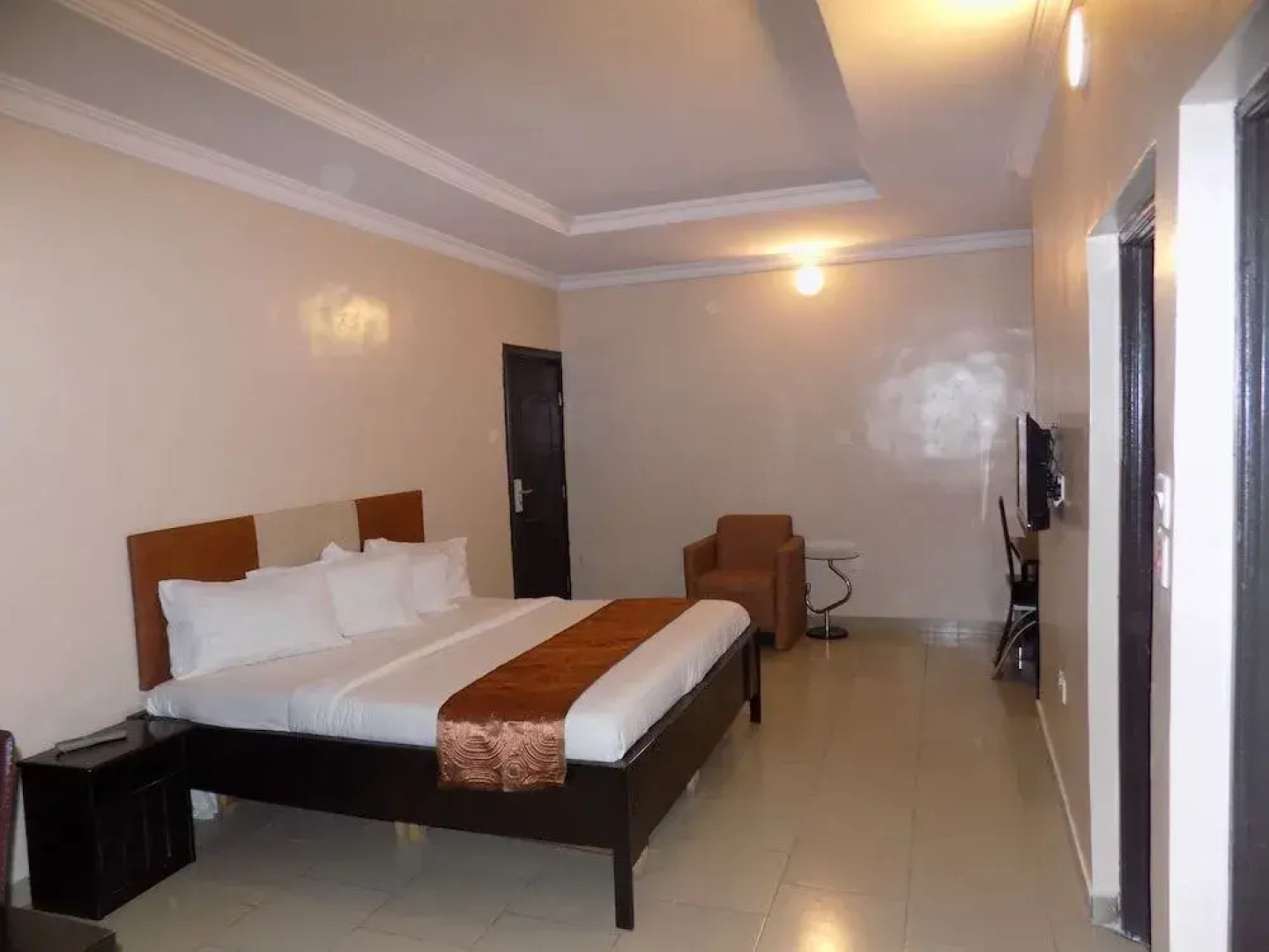 Posh Apartments and Hotel