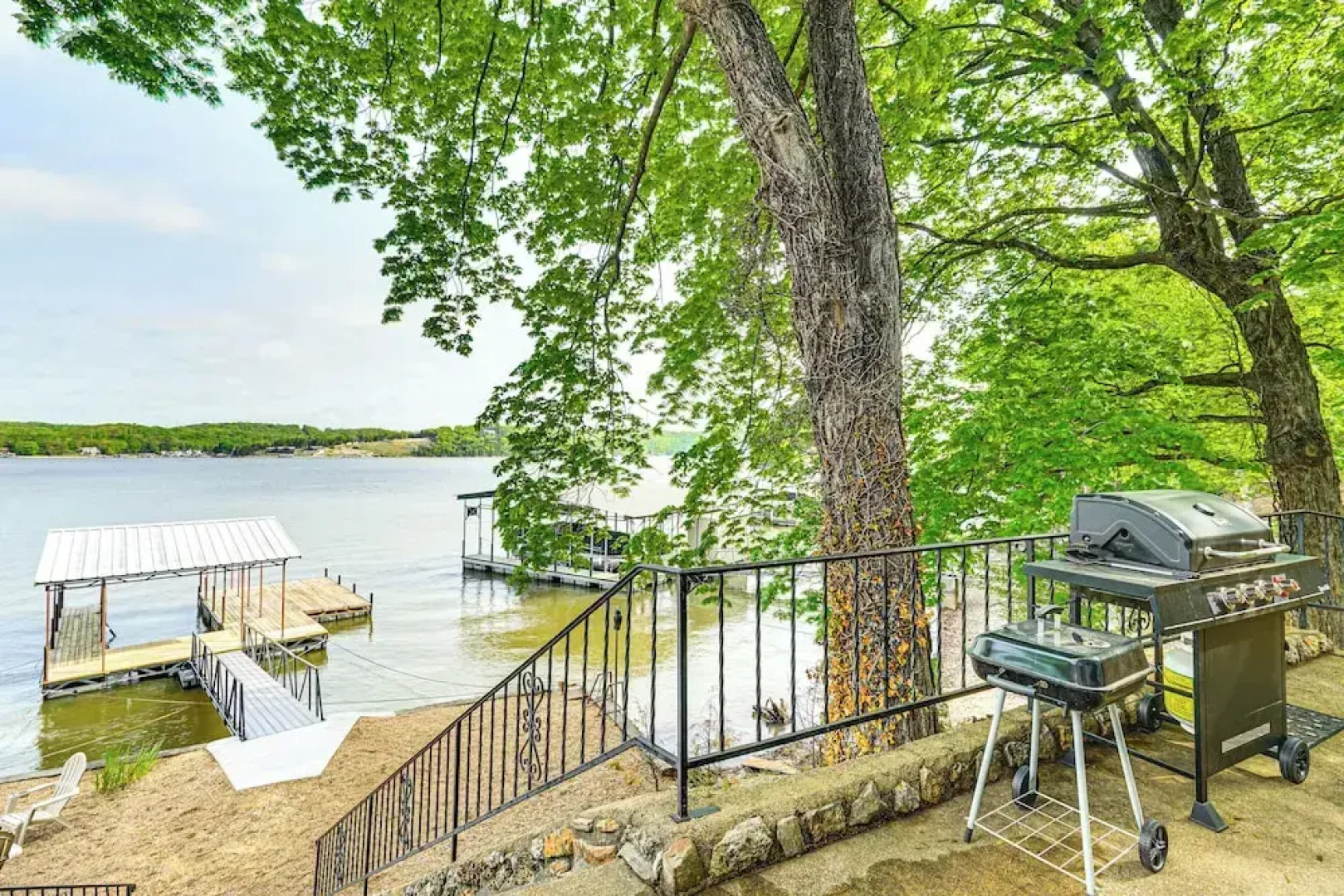 Waterfront Yard, Dock + Game Room: Linn Creek Home