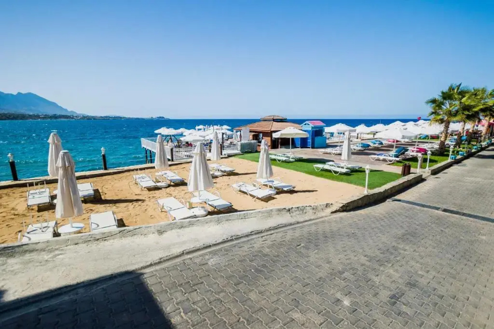 Comfortable One-Bedroom Apartment near the Sea and Casino Merit Park Sel 2-6