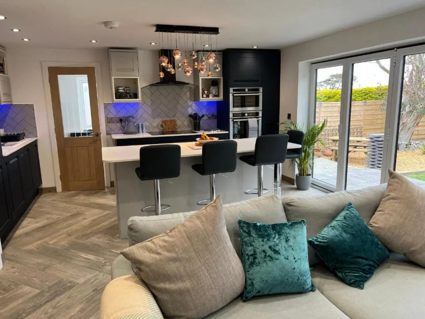 3 Bed House - Sleeps 5 - Pets - Garden - Parking