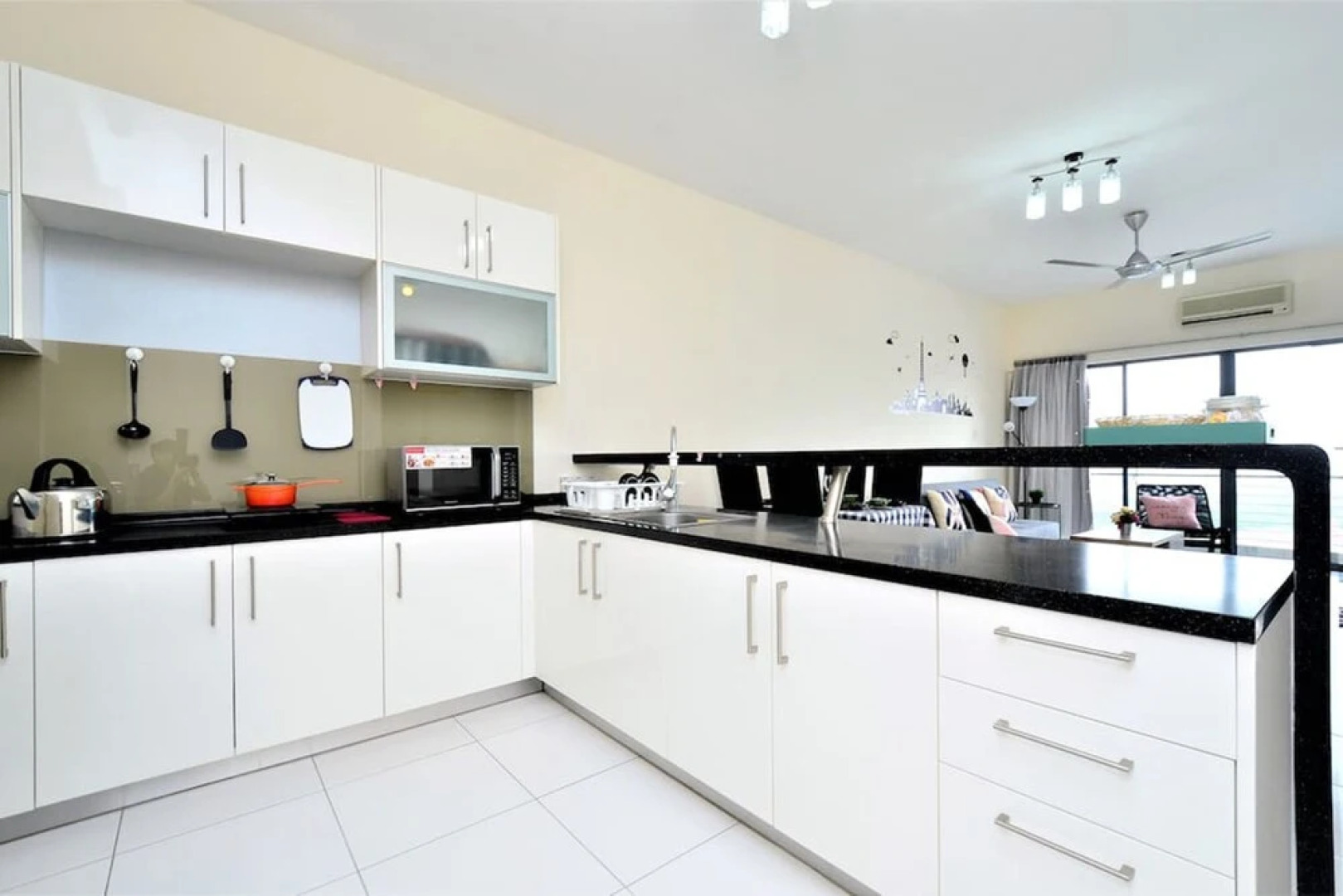 6-8 pax SetiaWalk 5min LRT Cozy Apartment Puchong