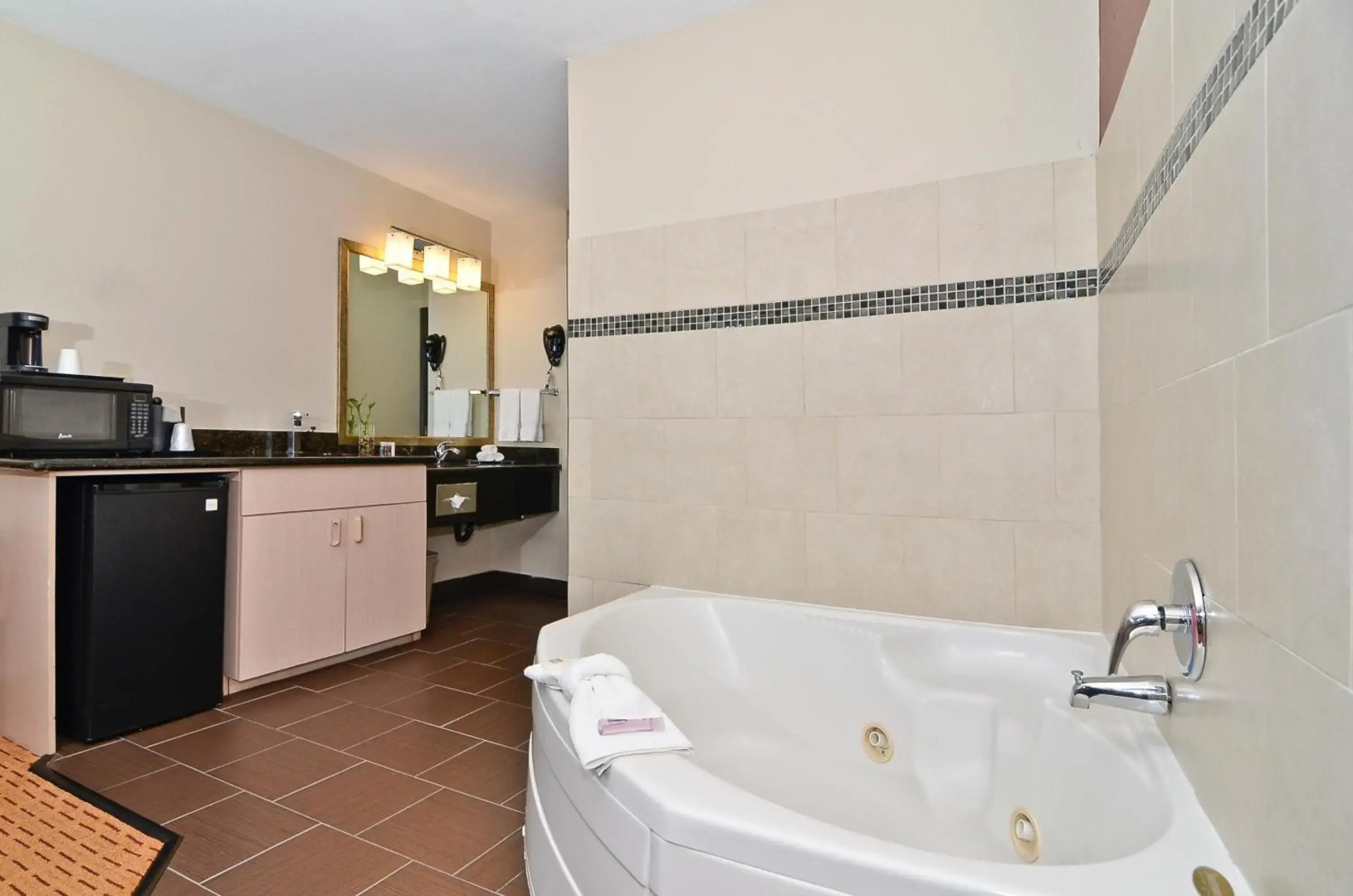 Clackamas Inn & Suites