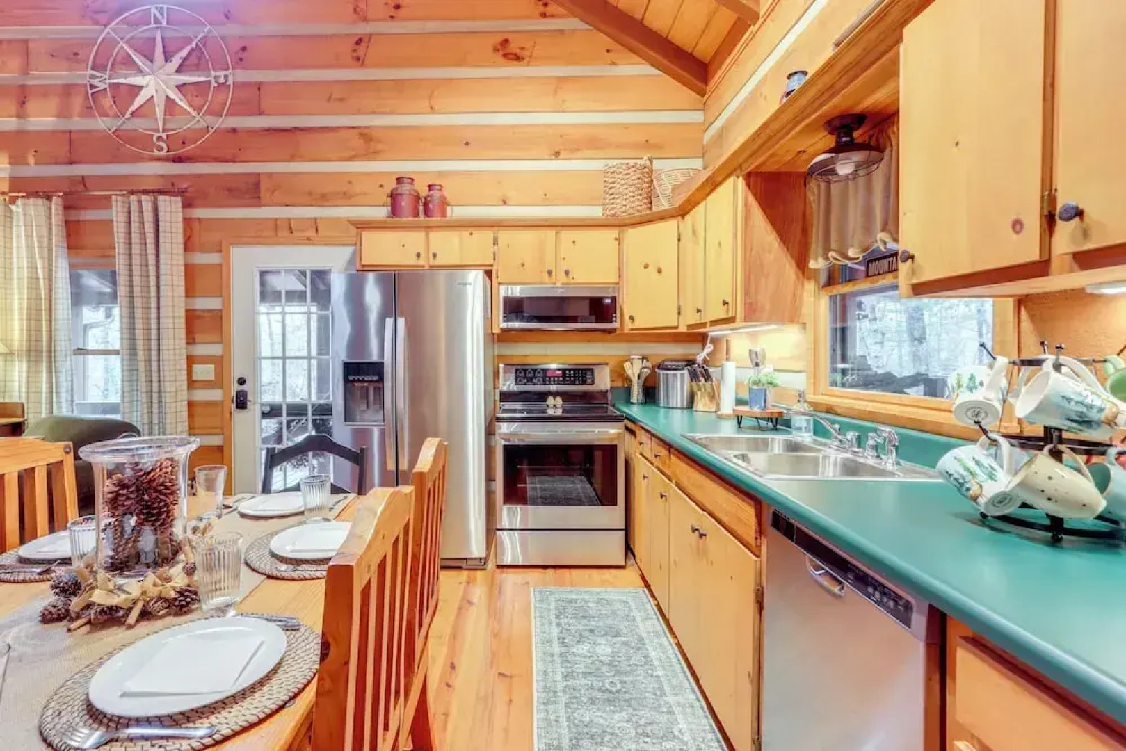 Hot Tub & Games: Ridgetop Cabin in Blue Ridge!