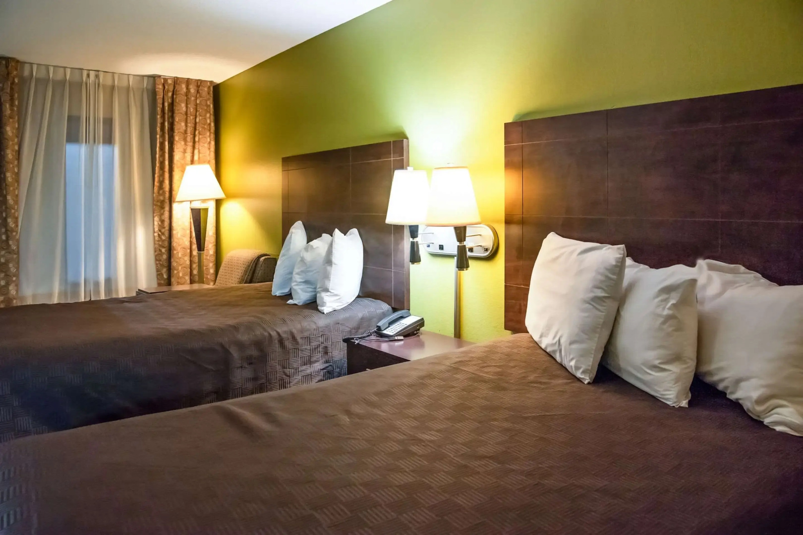 Rodeway Inn & Suites Clarksville near Governors Square Mall