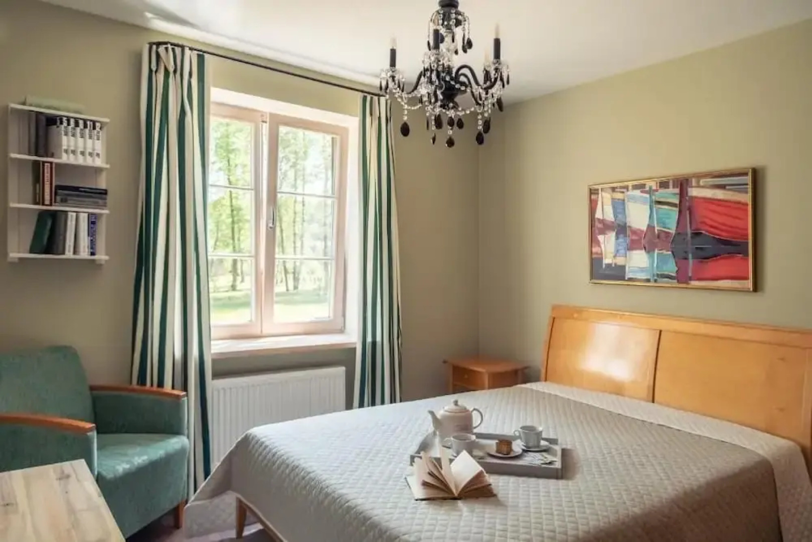 Lake & Library Hotel