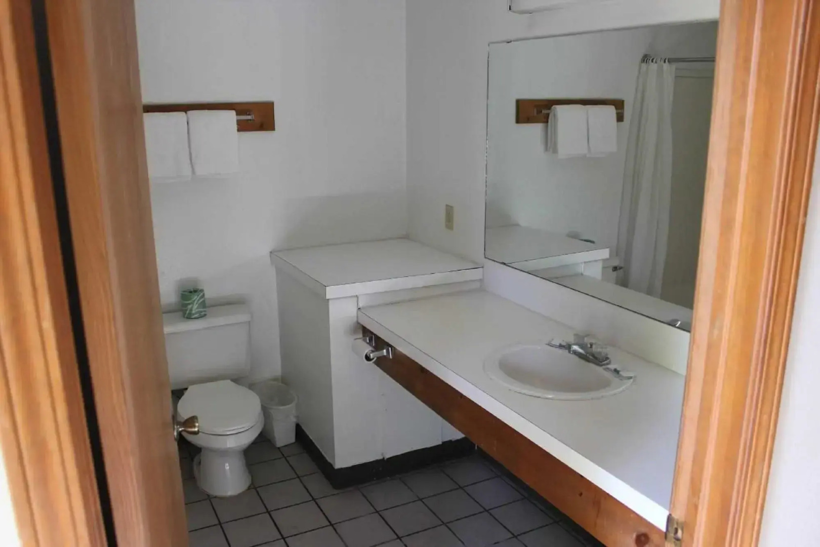 Oak Hill Inn & Suites