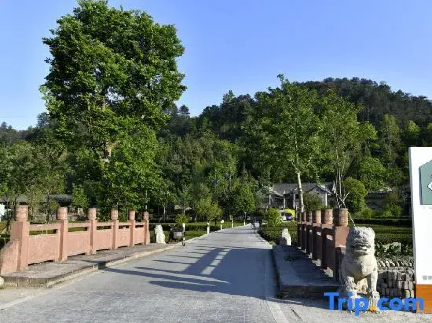 Qujia Courtyard Guesthouse