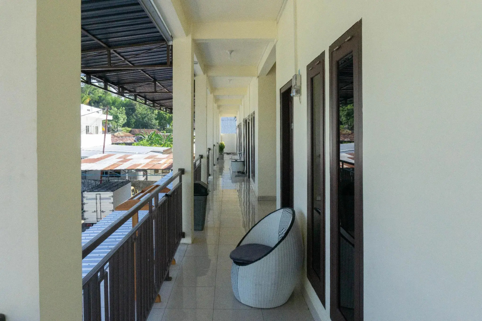 RedDoorz Syariah near Sultan Muhammad Kaharuddin Airport