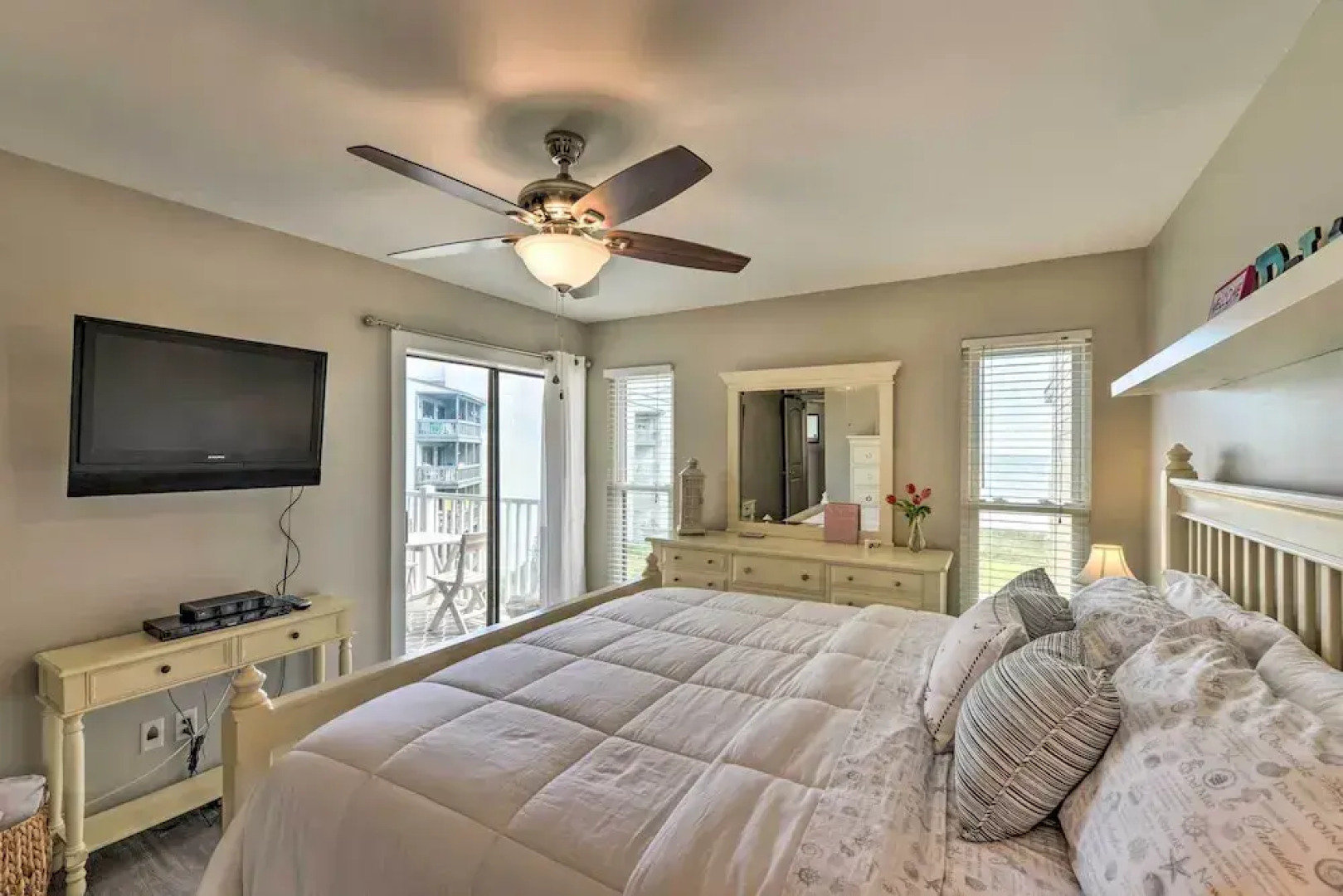 Airy Oceanfront Condo: Beach Views & Pool Access!