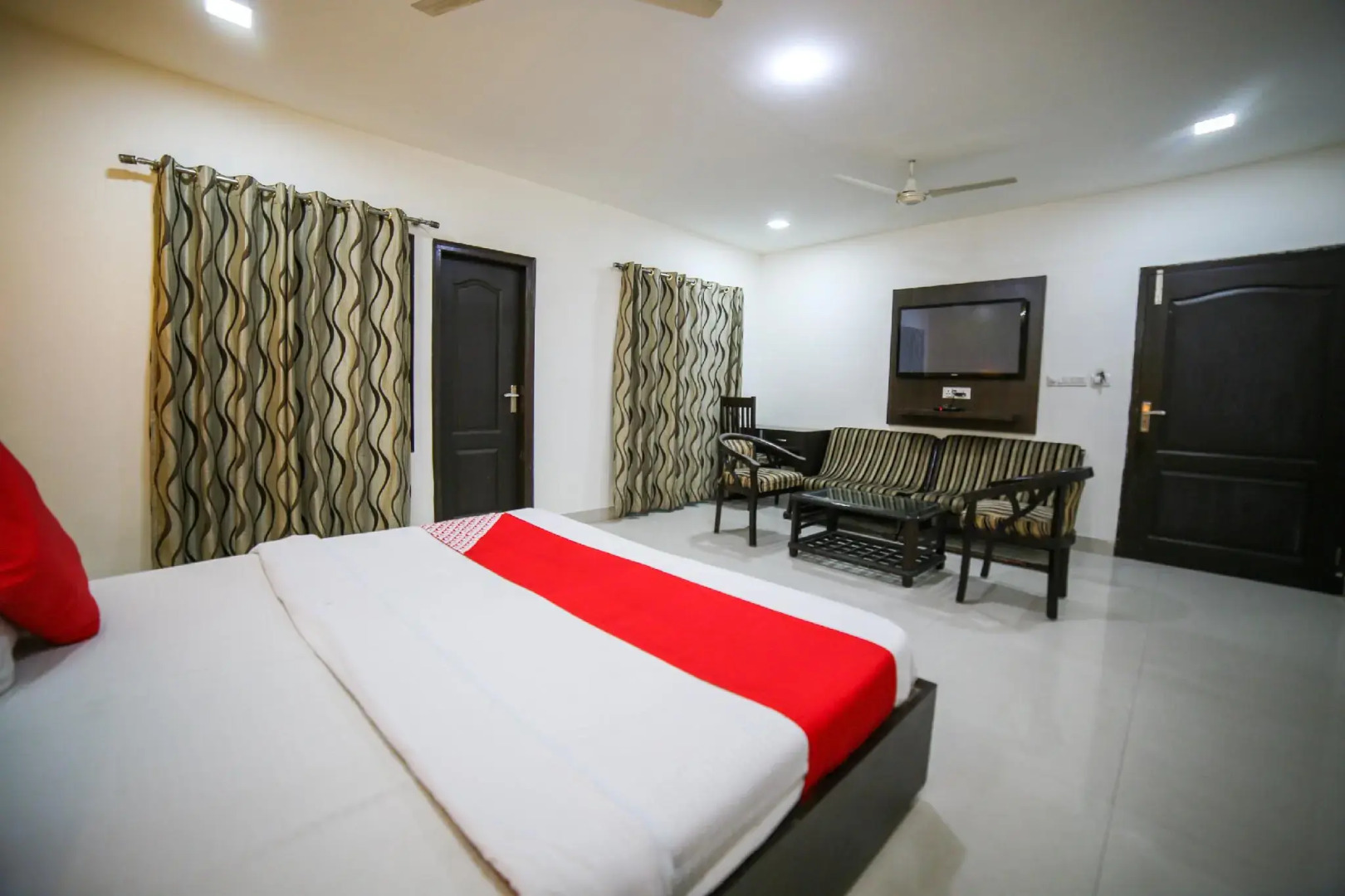 Capital O 35555 Hotel Prateek Plaza