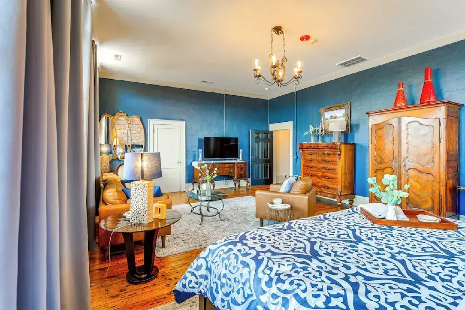 Walkable Wytheville Loft on Main Street!