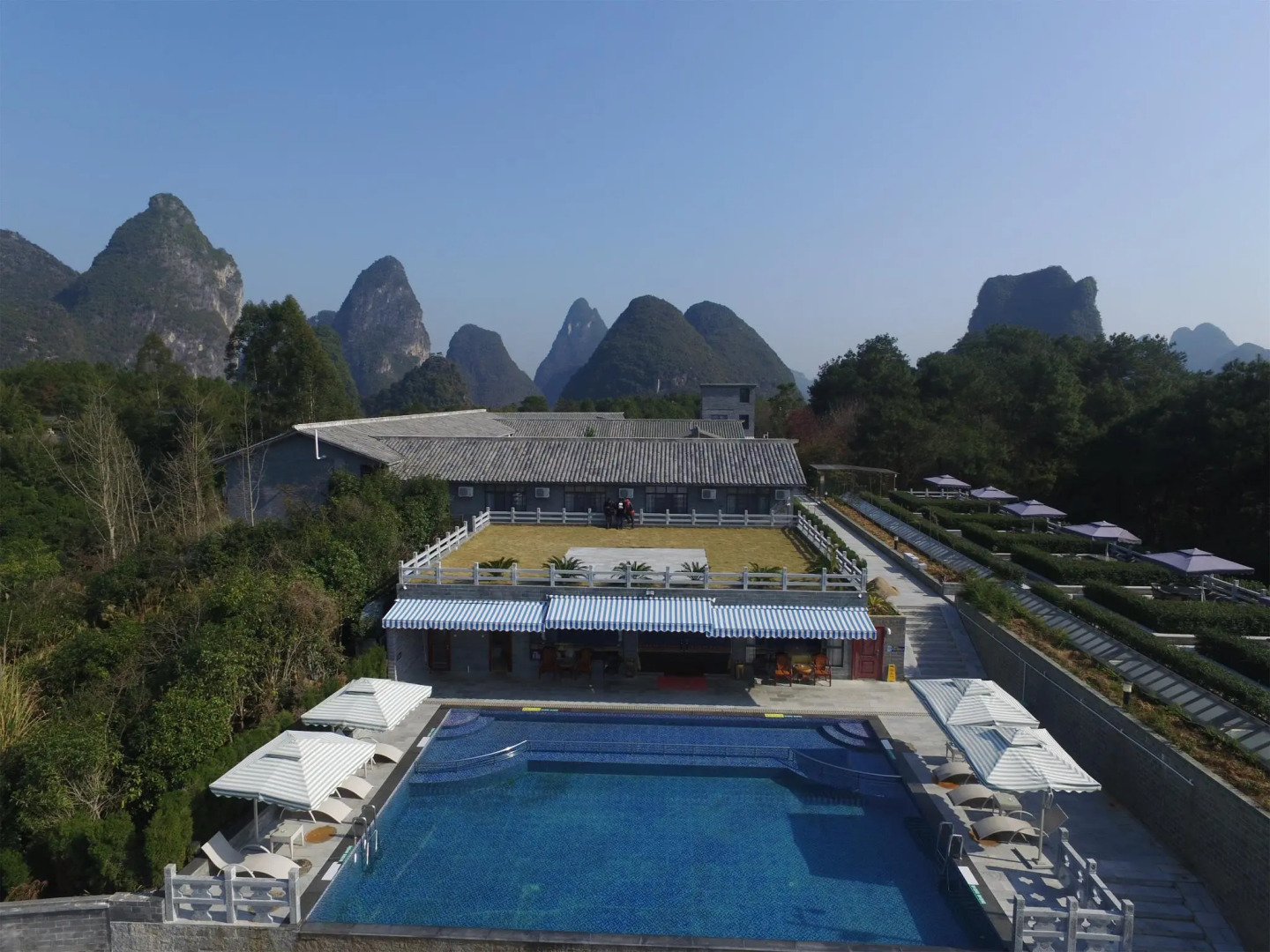 Yangshuo Mountain Top Retreat