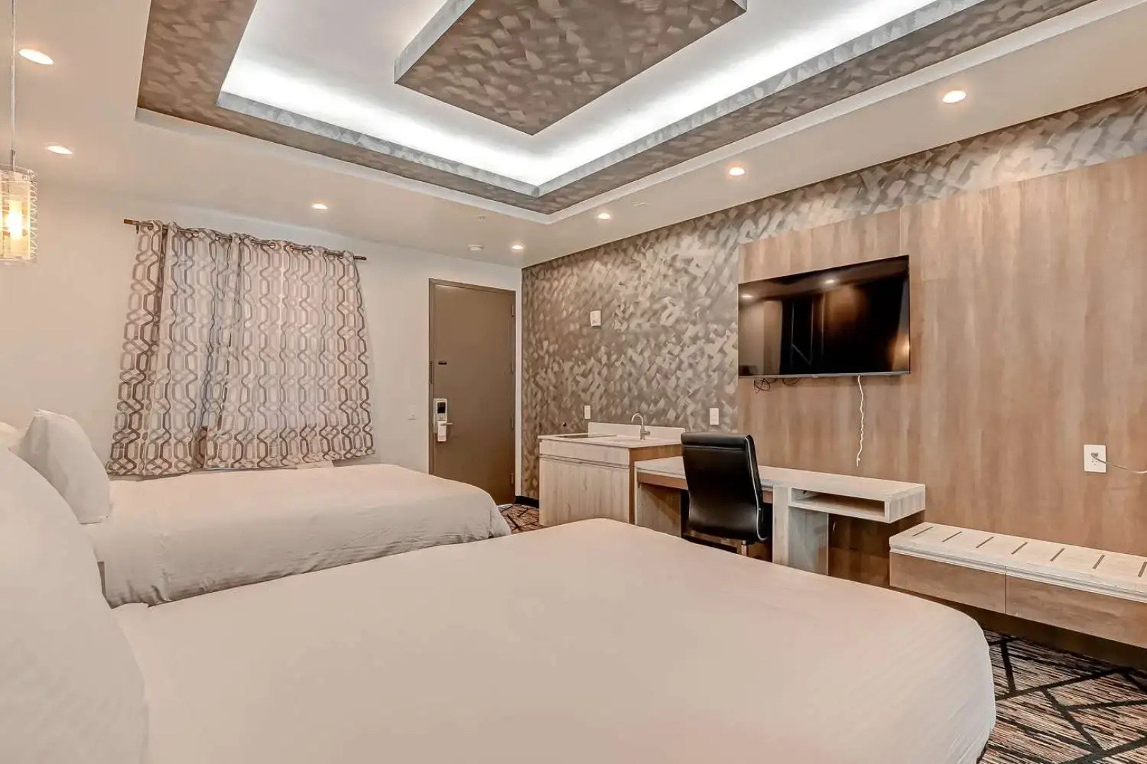 Comfeeni Inn and Suites