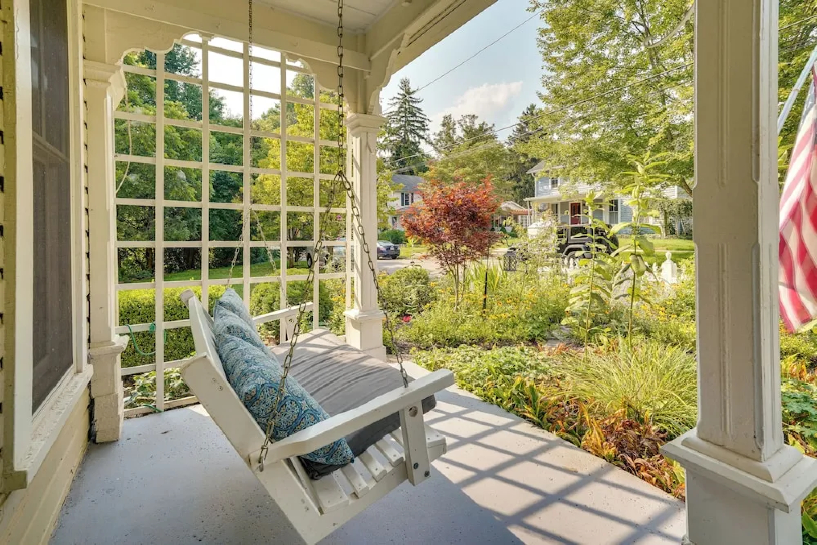 'the Porch House' Located in Historic Village