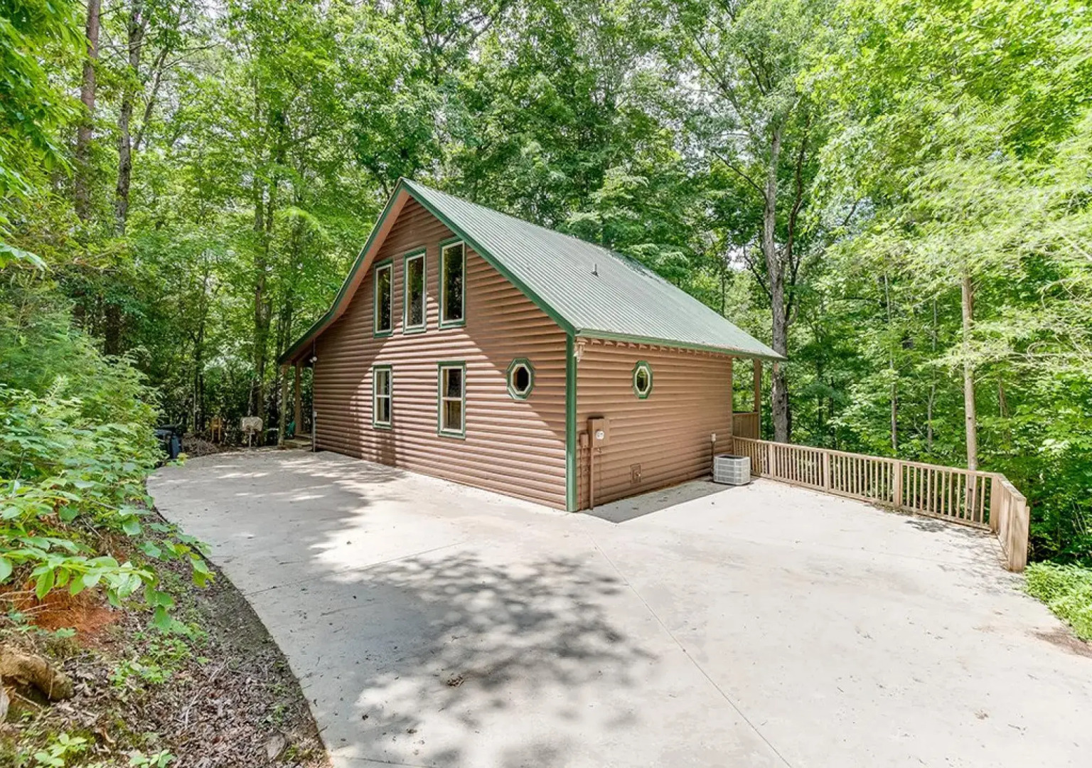 Luxury Cabin Sleeps 8 With Creekside Fire pit Near Helen GA