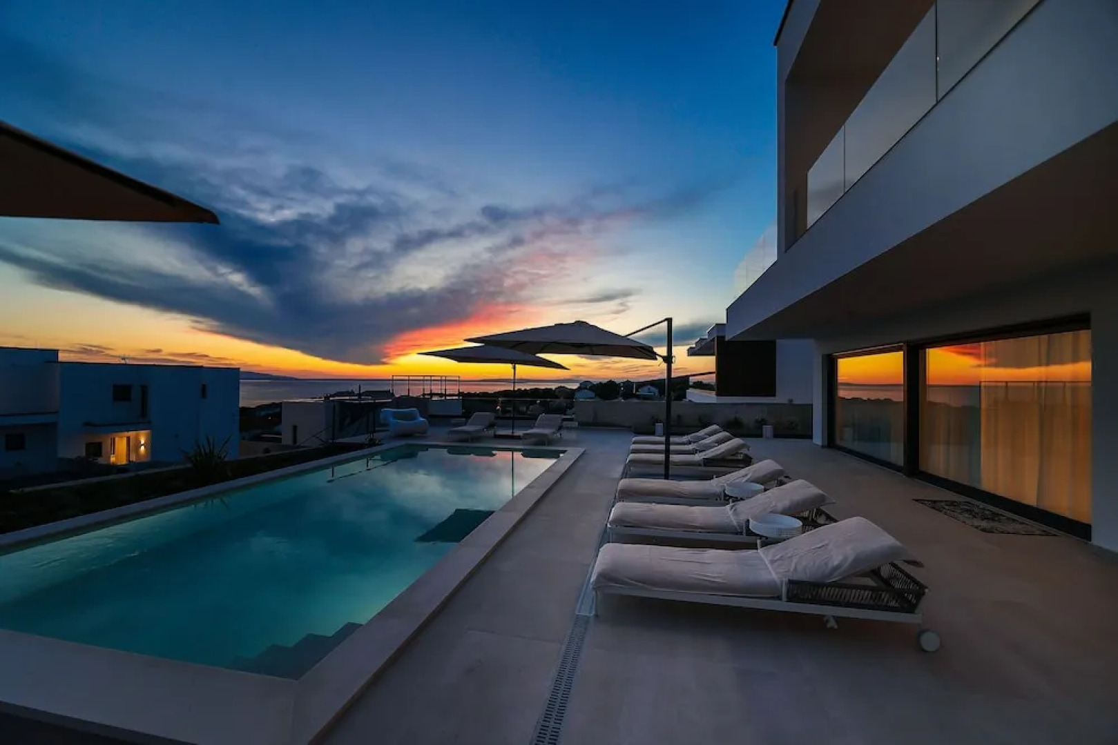 Luxury villa 360 - private heated pool