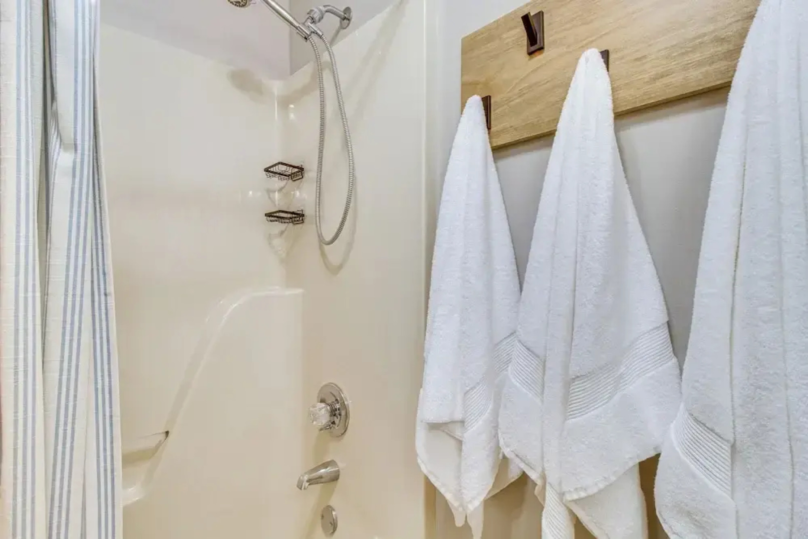 < 1 Mi to Bull Shoals Lake: 'the Blue Quill'