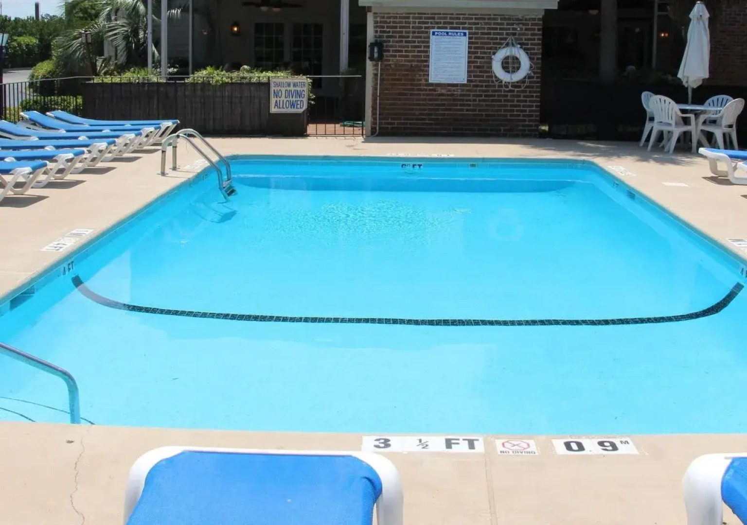 Econo Lodge at the University