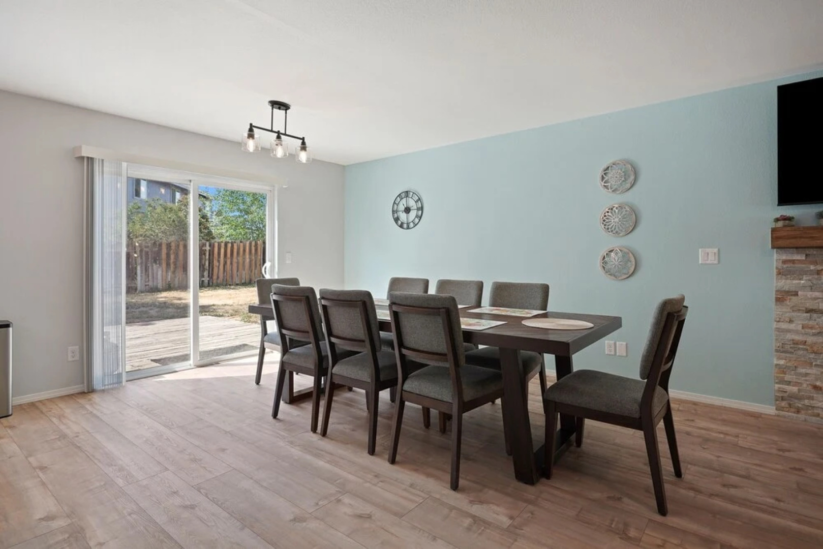 Redmond Rest 4 Bedroom Home by RedAwning