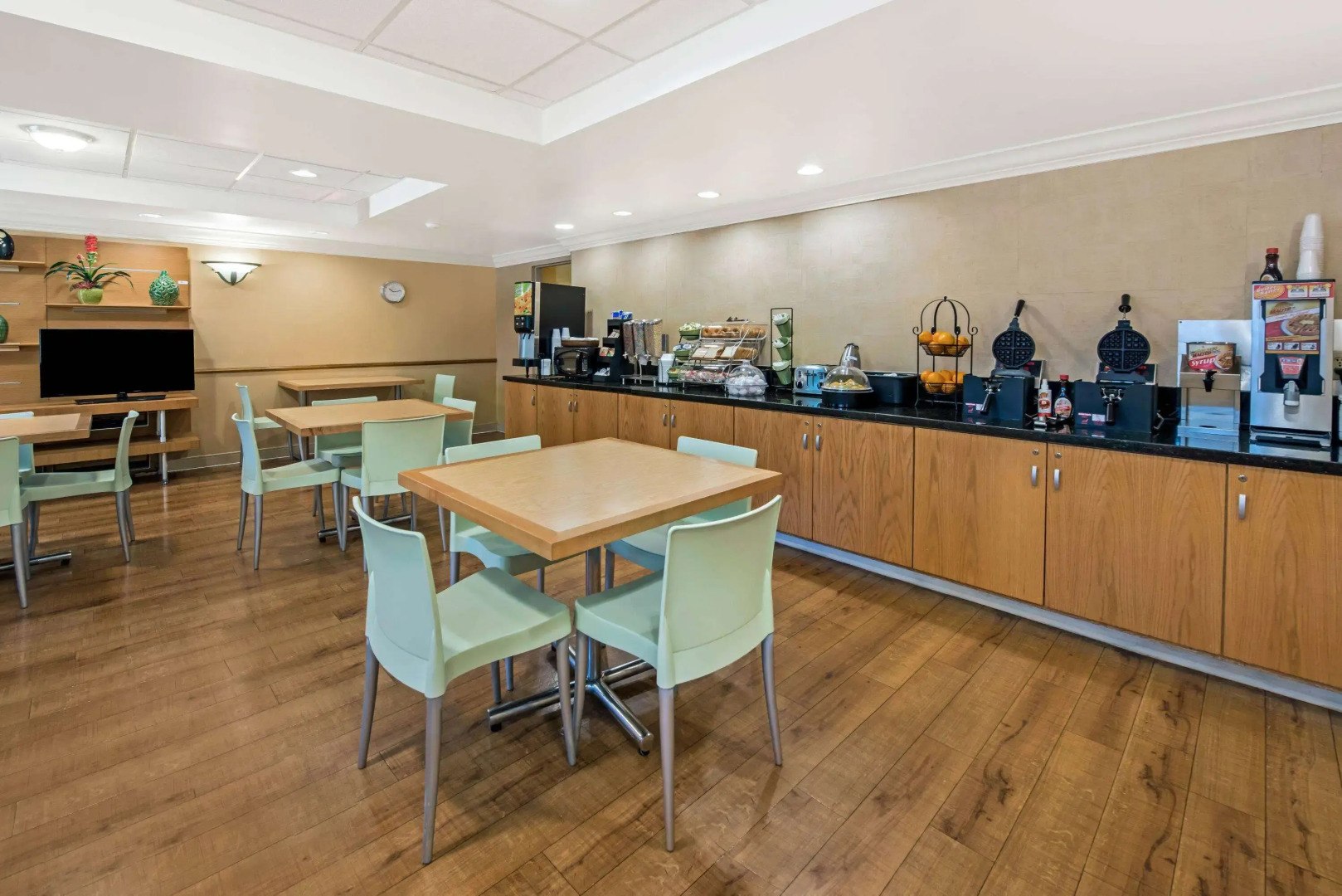 La Quinta Inn & Suites by Wyndham West Palm Beach Airport