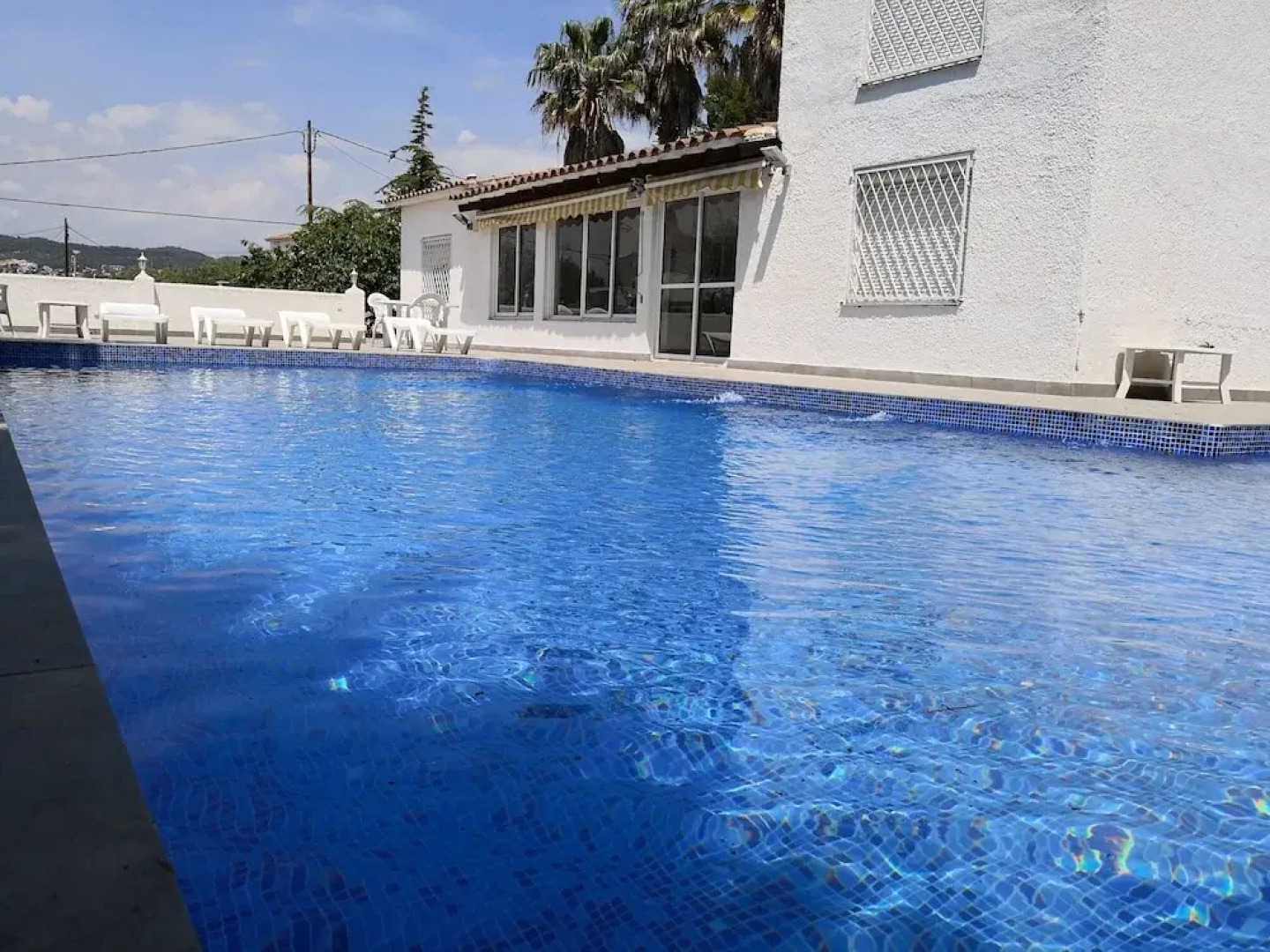 Villa con gran piscina en zona residencial