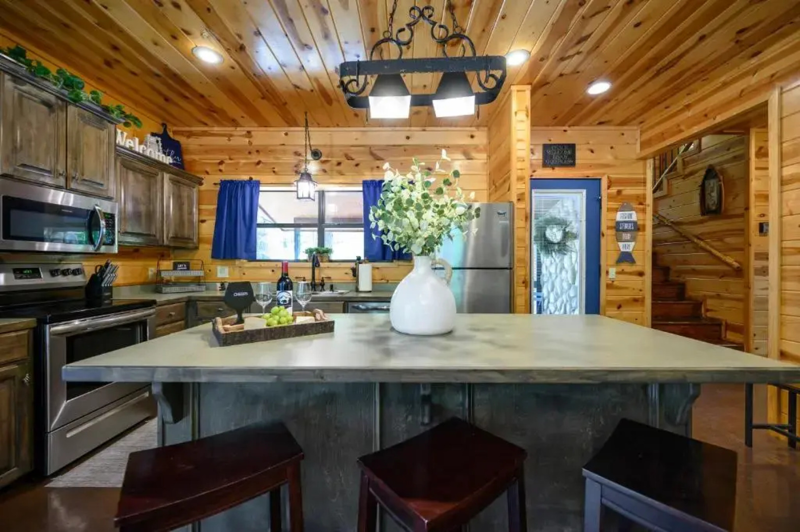 Hickory Bear - Secluded Cabin, Sleeps 10, New Hot Tub, Fire Pit, Arcade, Foosball Table & Deck Slide