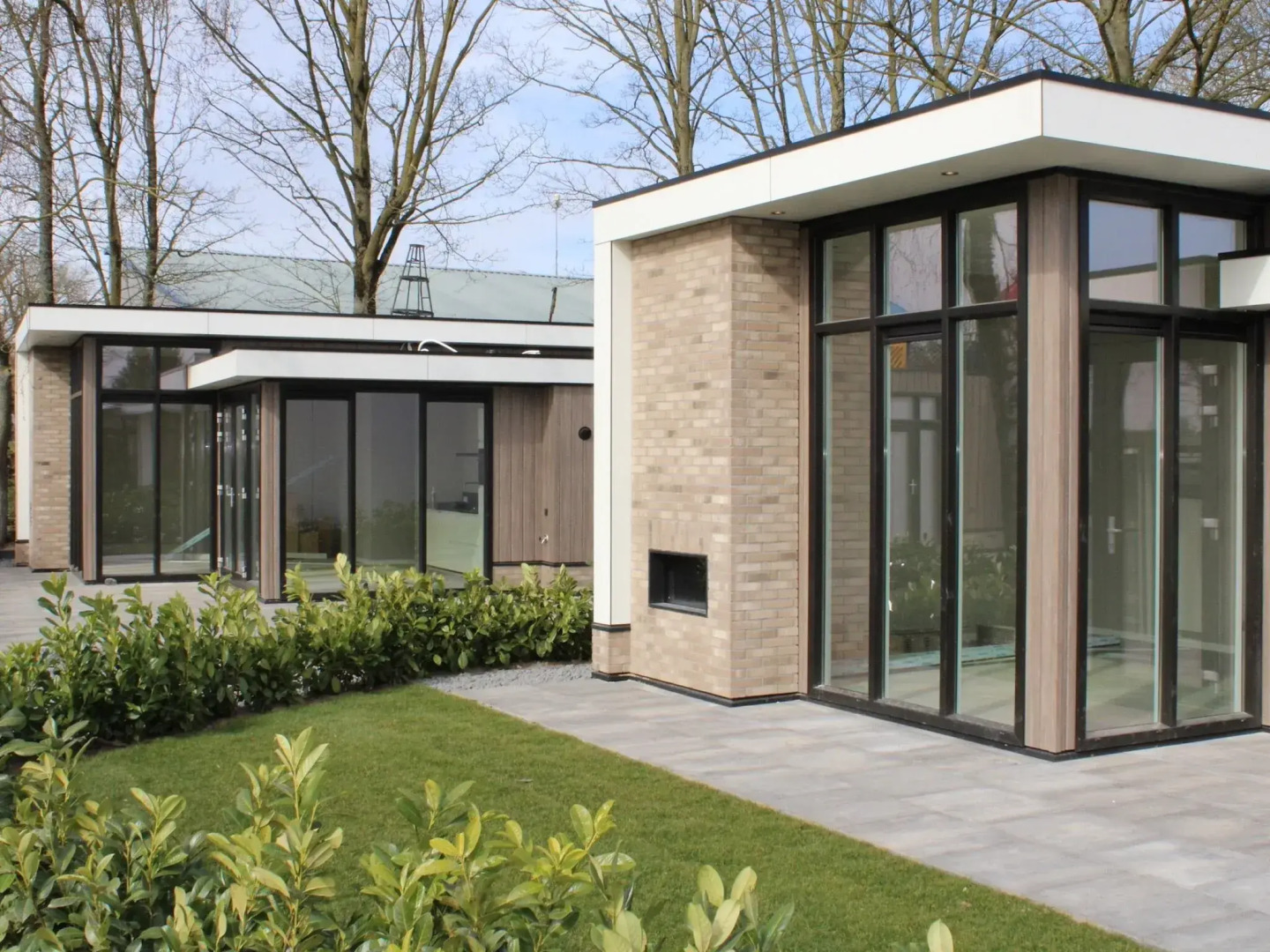 Wellness chalet with a sauna, in a holiday park directly on a recreational lake