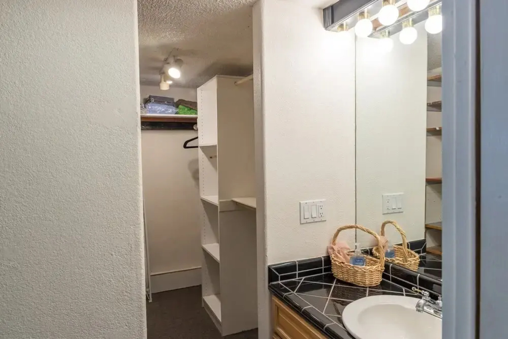 Cozy, 4-bedroom Near Concord Bart